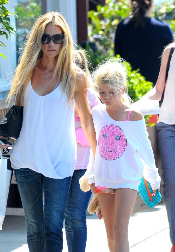 Denise Richards est allée faire du shopping avec ses filles Sam et Lola à Brentwood, après avoir déjeuné avec elles. Los Angeles, le 11 juin 2014.