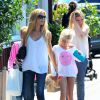 Denise Richards est allée faire du shopping avec ses filles Sam et Lola à Brentwood, après avoir déjeuné avec elles. Le 11 juin 2014.