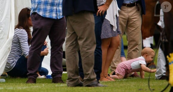 Georgie prend la poudre d'escampette... Kate Middleton, duchesse de Cambridge, et le prince George, bientôt 11 mois, étaient présents le 15 juin 2014 au polo club de Cirencester Park, près de Londres, pour voir les princes William et Harry disputer le Jerudong Trophy, rencontre caritative qu'ils ne manquent jamais.