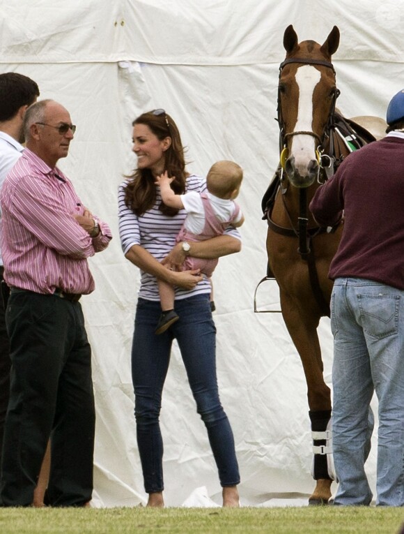 Le prince George de Cambridge, déjà intéressé par les chevaux, et Kate Middleton étaient dimanche 15 juin 2014 au Cirencester Polo Club, près de Londres, pour regarder le prince William et le prince Harry se disputer le Jerudong Trophy