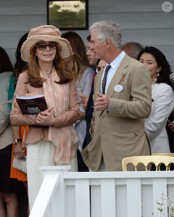 La reine Noor de Jordanie et Roderick Vere Nicoll le 15 juin 2014 à la Cartier Queens Cup au club de polo de Windsor.