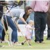 Le prince George de Cambridge, choyé par sa maman Kate Middleton, débordait d'énergie le 15 juin 2014 au club de polo de Cirencester Park, près de Londres, où les princes William et Harry disputaient le Jerudong Trophy