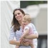 Le prince George de Cambridge, choyé par sa maman Kate Middleton, débordait d'énergie le 15 juin 2014 au club de polo de Cirencester Park, près de Londres, où les princes William et Harry disputaient le Jerudong Trophy