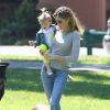 Gisele Bündchen et sa fille Vivian s'amusent dans un parc à Boston le 15 juin 2014.
