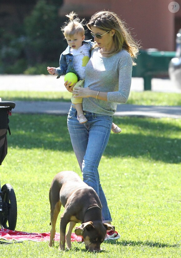 Gisele Bündchen et sa fille Vivian s'amusent dans un parc à Boston le 15 juin 2014.
