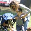 Gisele Bündchen, Tom Brady et leurs enfants John, Benjamin, et Vivian s'amusent dans un parc à Boston le 15 juin 2014. L'heureuse famille a passé la fête des pères en pleine nature