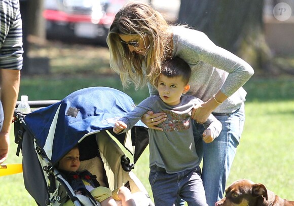 Gisele Bündchen, Tom Brady et leurs enfants John, Benjamin, et Vivian s'amusent dans un parc à Boston le 15 juin 2014. L'heureuse famille a passé la fête des pères en pleine nature