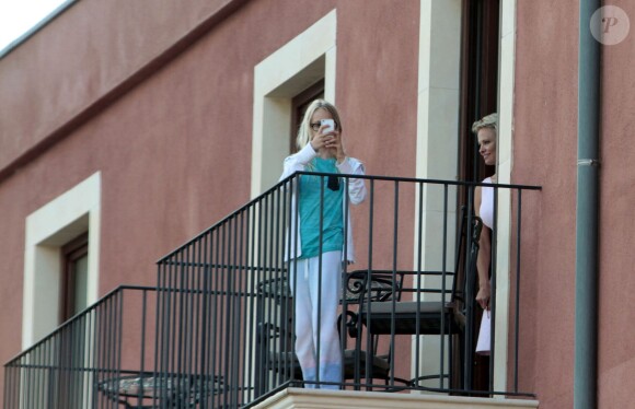 Pamela Anderson prenant des photos dans le cadre de sa venue en Italie pour le Taormina Film Festival le 15 juin 2014