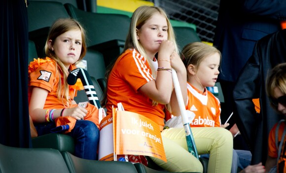 Soupe à la grimace... Le roi Willem-Alexander, la reine Maxima des Pays-Bas et leurs filles Catharina-Amalia, Alexia et Ariane ont assisté le 15 juin 2014 à la finale de la Coupe du monde de hockey sur gazon entre les Pays-Bas et l'Australie. L'Australie l'a emporté 6 à 1.