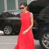 Victoria Beckham, qui porte une robe rouge de sa propre collection, sort de son hôtel à New York, le 10 juin 2014. 