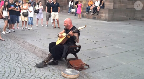 Luc Arbogast fait le buzz en chantant dans la rue, en juin 2014 devant la Cathédrale de Strasbourg.