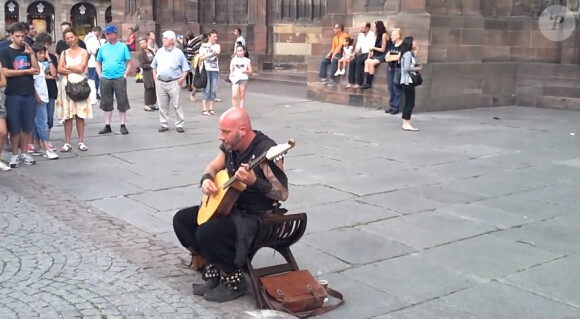 Luc Arbogast fait le buzz en chantant dans la rue, en juin 2014 devant la Cathédrale de Strasbourg.