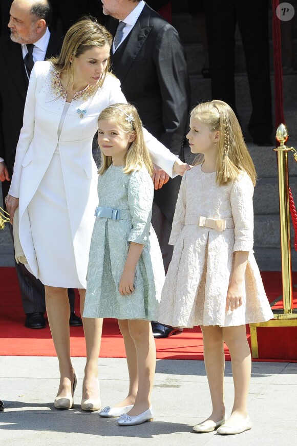 Letizia, nouvelle reine d'Espagne tout de blanc vêtue pour assister au serment de son époux, le roi Felipe VI à Madrid le 19 juin 2014. Elle est entourée par Leonor et Sofia, ses filles