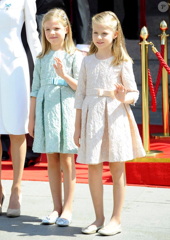 Les princesses Leonor et Sofia lors de la cérémonie d'investiture du nouveau roi Felipe VI à Madrid le 19 septembre 2014