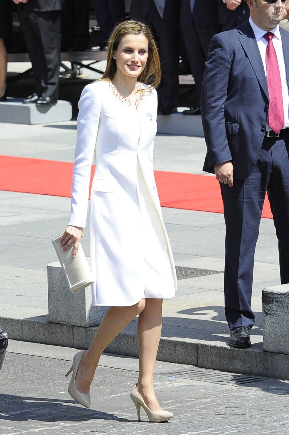 Le roi Felipe VI, la reine Letizia d'Espagne et leurs filles, la princesse Leonor et l'infante Sofia, posent devant le parlement à la sortie de la cérémonie d'investiture à Madrid. Le 19 juin 2014