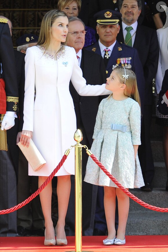 Le roi Felipe VI, la reine Letizia d'Espagne et leurs filles, la princesse Leonor et l'infante Sofia, posent devant le parlement à la sortie de la cérémonie d'investiture à Madrid. Le 19 juin 2014