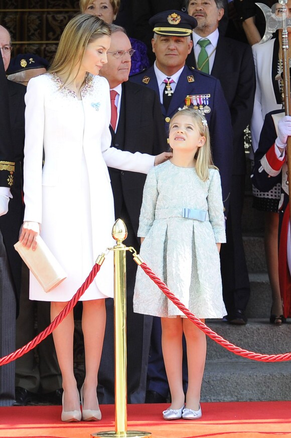 Le roi Felipe VI, la reine Letizia d'Espagne et leurs filles, la princesse Leonor et l'infante Sofia, posent devant le parlement à la sortie de la cérémonie d'investiture à Madrid. Le 19 juin 2014