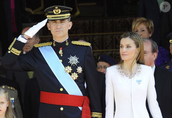 Le roi Felipe VI, la reine Letizia d'Espagne et leurs filles, la princesse Leonor et l'infante Sofia, posent devant le parlement à la sortie de la cérémonie d'investiture à Madrid. Le 19 juin 2014