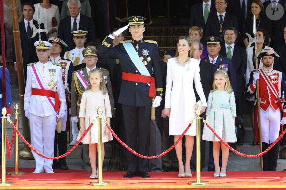 Le roi Felipe VI, la reine Letizia d'Espagne et leurs filles, la princesse Leonor et l'infante Sofia, posent devant le parlement à la sortie de la cérémonie d'investiture à Madrid. Le 19 juin 2014