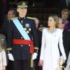 Le roi Felipe VI, la reine Letizia d'Espagne et leurs filles, la princesse Leonor et l'infante Sofia, posent devant le parlement à la sortie de la cérémonie d'investiture à Madrid. Le 19 juin 2014