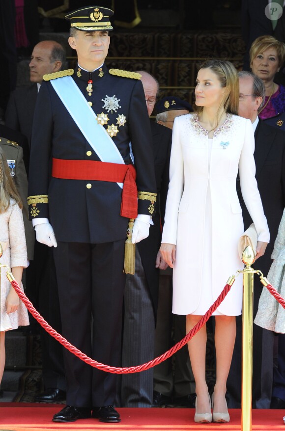 Le roi Felipe VI, la reine Letizia d'Espagne et leurs filles, la princesse Leonor et l'infante Sofia, posent devant le parlement à la sortie de la cérémonie d'investiture à Madrid. Le 19 juin 2014