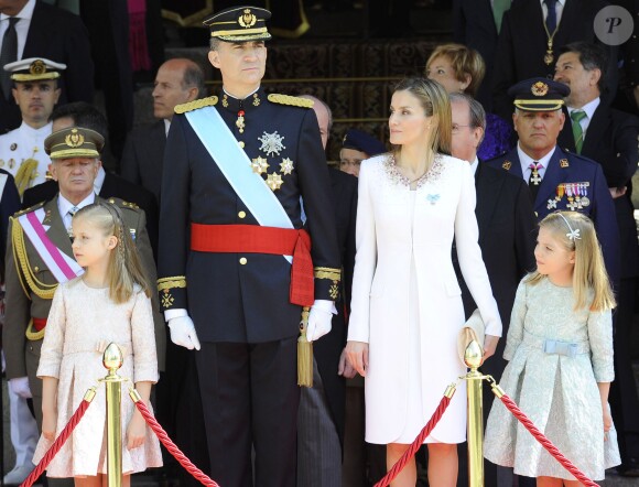 Le roi Felipe VI, la reine Letizia d'Espagne et leurs filles, la princesse Leonor et l'infante Sofia, posent devant le parlement à la sortie de la cérémonie d'investiture à Madrid. Le 19 juin 2014