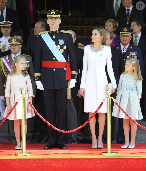 Le roi Felipe VI, la reine Letizia d'Espagne et leurs filles, la princesse Leonor et l'infante Sofia, posent devant le parlement à la sortie de la cérémonie d'investiture à Madrid. Le 19 juin 2014