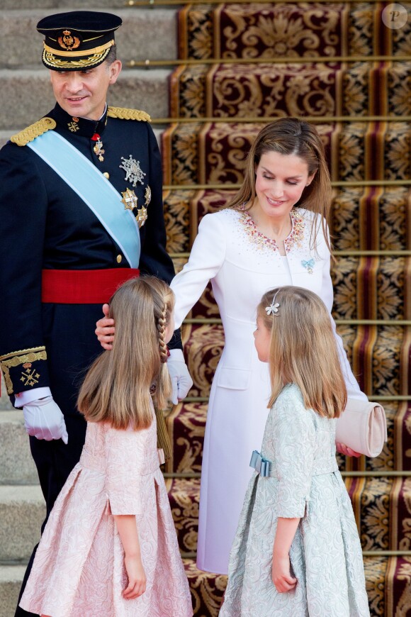 Le roi Felipe VI, la reine Letizia d'Espagne et leurs filles, la princesse Leonor et l'infante Sofia, posent devant le parlement à la sortie de la cérémonie d'investiture à Madrid. Le 19 juin 2014