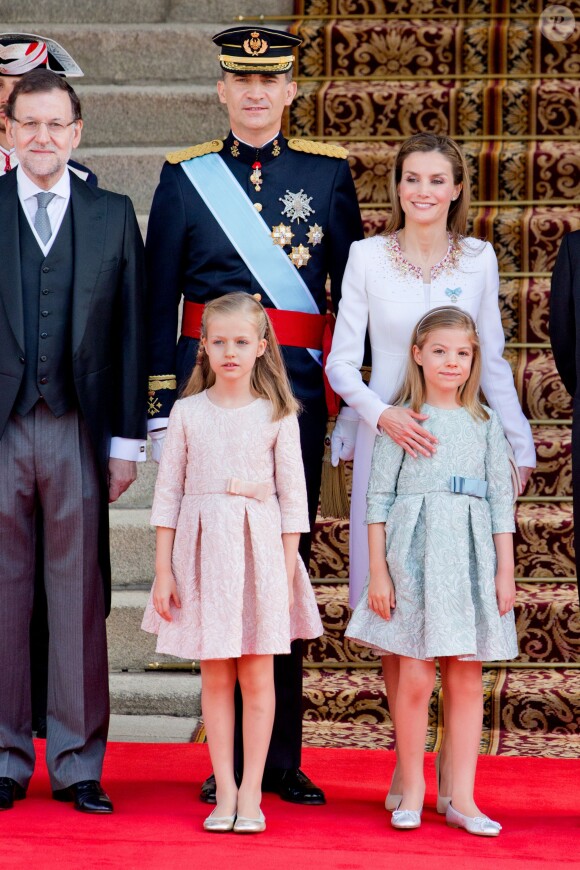 Le roi Felipe, la reine Letizia et leurs filles lors de la cérémonie d'investiture du nouveau roi à Madrid le 19 septembre 2014