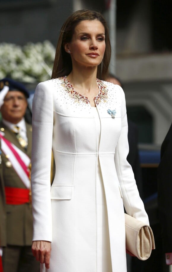 Letizia d'Espagne, nouvelle reine d'Espagne tout de blanc vêtue pour assister au serment de son époux, le roi Felipe VI à Madrid le 19 juin 2014 