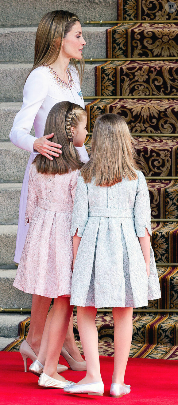 Le roi Felipe VI, la reine Letizia d'Espagne et leurs filles, la princesse Leonor et l'infante Sofia, posent devant le parlement à la sortie de la cérémonie d'investiture à Madrid. Le 19 juin 2014