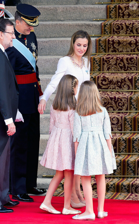Le roi Felipe VI, la reine Letizia d'Espagne et leurs filles, la princesse Leonor et l'infante Sofia, posent devant le parlement à la sortie de la cérémonie d'investiture à Madrid. Le 19 juin 2014