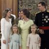 la reine Letizia d'Espagne, la reine Sofia, l'Infante Helena d'Espagne et les princesses Sofia et Leonor assistent au serment du roi Felipe VI à Madrid le 19 juin 2014