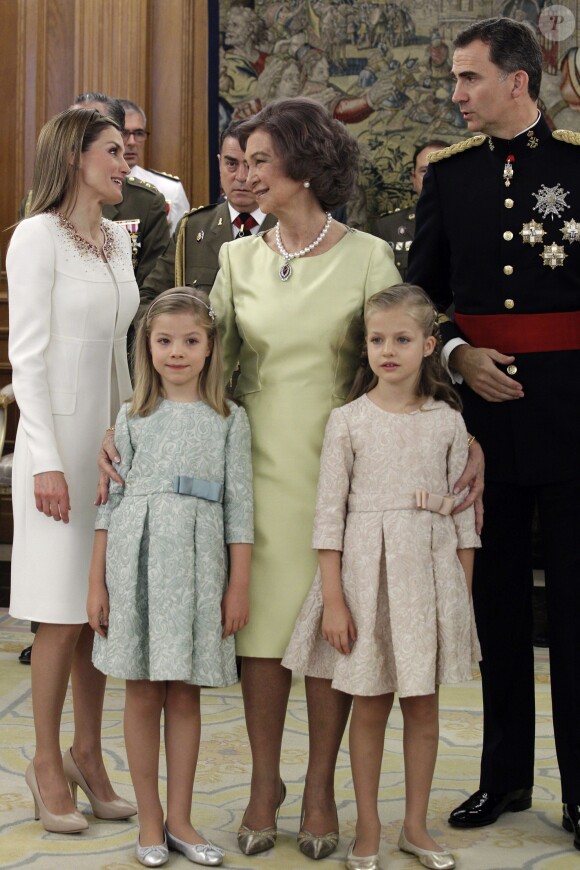 la reine Letizia d'Espagne, la reine Sofia, l'Infante Helena d'Espagne et les princesses Sofia et Leonor assistent au serment du roi Felipe VI à Madrid le 19 juin 2014