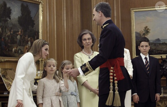 la reine Letizia d'Espagne, la reine Sofia, l'Infante Helena d'Espagne et les princesses Sofia et Leonor assistent au serment du roi Felipe VI à Madrid le 19 juin 2014