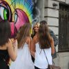 Heidi Klum, de retour à son appartement à New York, rencontre de jeunes admiratrices. Le 16 juin 2014.