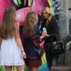 Heidi Klum, de retour à son appartement à New York, rencontre de jeunes admiratrices. Le 16 juin 2014.