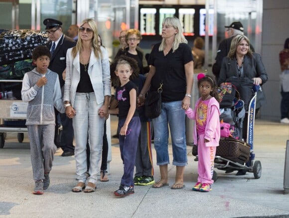 Heidi Klum, sa mère Erna et ses enfants Leni, Johan, Henry et Lou arrivent à l'aéroport JFK, à New York. Le 13 juin 2014.