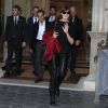 Nicolas Sarkozy et Carla Bruni quittent leur hôtel à Barcelone, le 19 juin 2014. Carla a donné le dernier concert de sa tournée dans les jardins du Palau Reial de Pedralbes dans le cadre d'un festival.