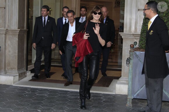 Nicolas Sarkozy et Carla Bruni quittent leur hôtel à Barcelone, le 19 juin 2014. Carla a donné le dernier concert de sa tournée dans les jardins du Palau Reial de Pedralbes dans le cadre d'un festival.