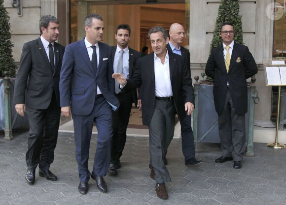 Nicolas Sarkozy quitte son hôtel à Barcelone, le 19 juin 2014. Carla donnait le dernier concert de sa tournée dans les jardins du Palau Reial de Pedralbes dans le cadre d'un festival.