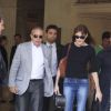La chanteuse Carla Bruni quitte son hôtel, probablement pour se rendre aux balances de son dernier concert, à Barcelone, le 19 juin 2014.