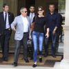 Carla Bruni quitte son hôtel, probablement pour se rendre aux balances de son dernier concert, à Barcelone, le 19 juin 2014. 
