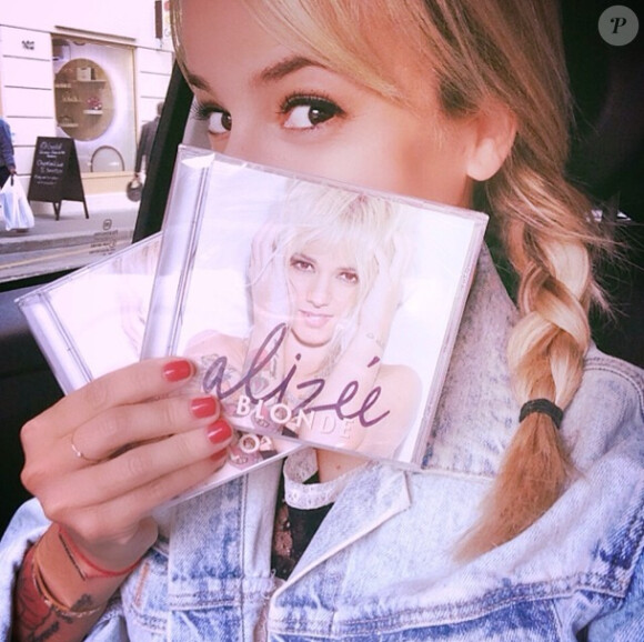 Alizée en plein marathon promotionnel pour son album blonde, le 17 juin 2014 à Paris.