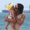 Falcao, papa attentionné avec sa petite Dominique, le 19 juin 2014 à Miami