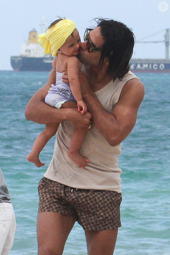 Falcao, papa attentionné avec sa petite Dominique, le 19 juin 2014 à Miami