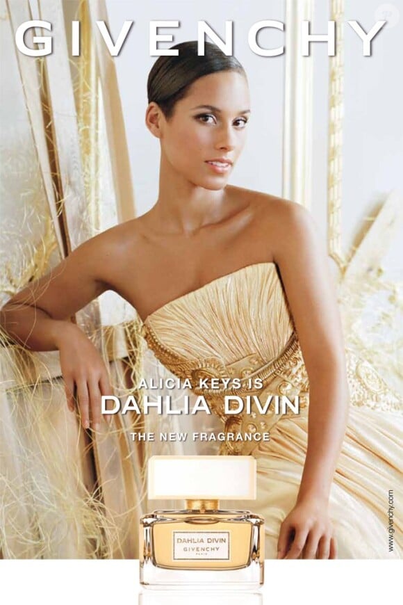 Alicia Keys, visage du parfum Dahlia Divin de Givenchy.