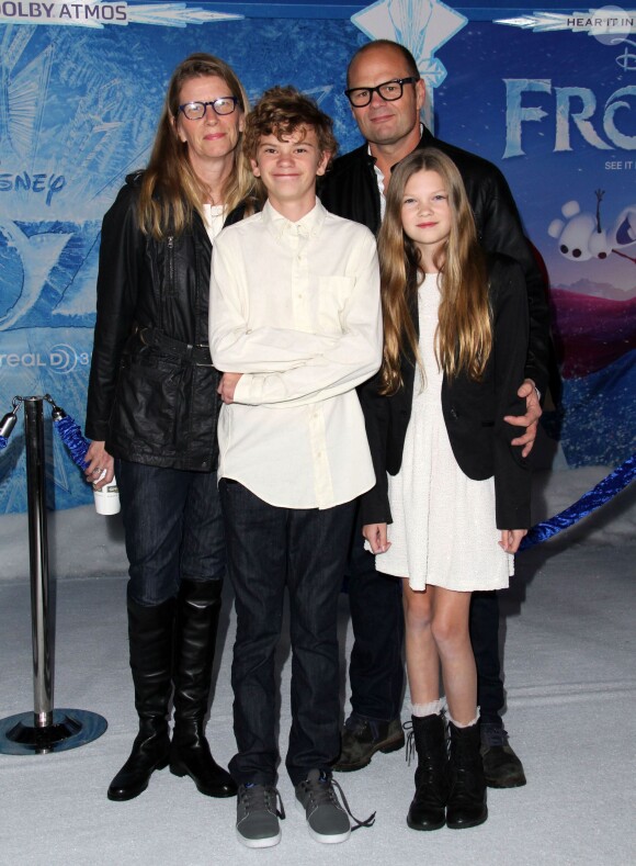 Chris Bauer avec sa femme Laura et leurs enfants, Beau (14 ans)et Mercy (12 ans) - Premiere mondiale de "Frozen" à Hollywood, le 19 novembre 2013.