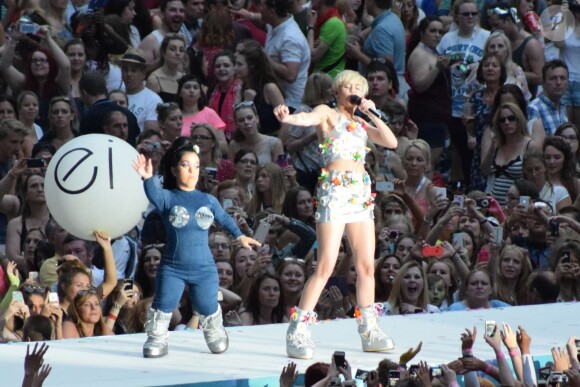 Miley Cyrus sur scène à Wembley lors du Capital FM Summertime Ball. Londres, le 21 juin 2014.