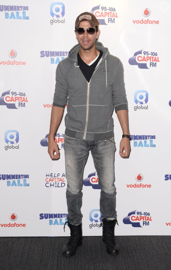 Enrique Iglesias dans les coulisses du Capital FM Summertime Ball à Wembley. Londres, le 21 juin 2014.